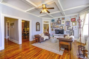 Smart TV, fireplace, Netflix, streaming services