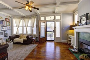 Smart TV, fireplace, Netflix, streaming services