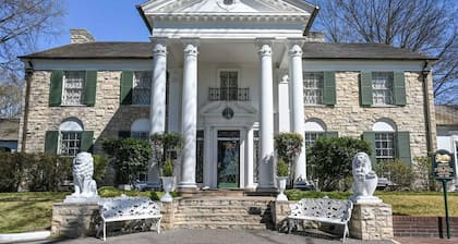 Tyylikäs Colonial ja Lovely Details & Character!