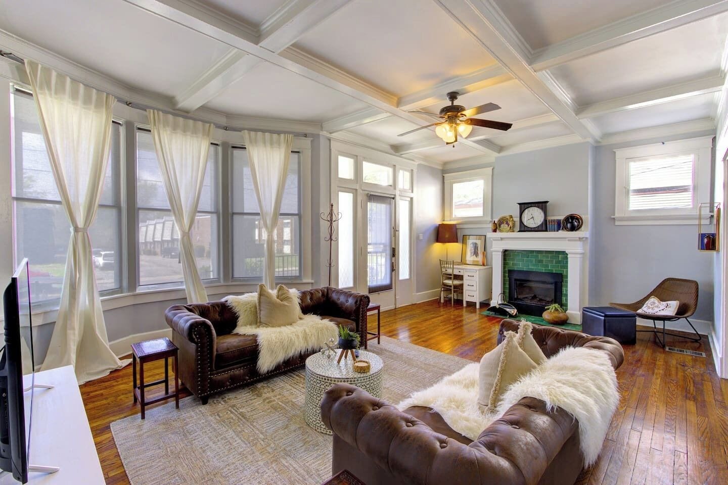 Smart TV, fireplace, Netflix, streaming services