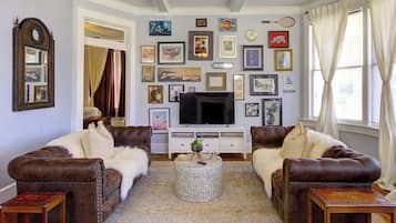 Smart TV, fireplace, Netflix, streaming services