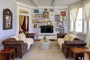 Smart TV, fireplace, Netflix, streaming services