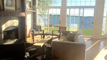 Televisión, chimenea y estéreo