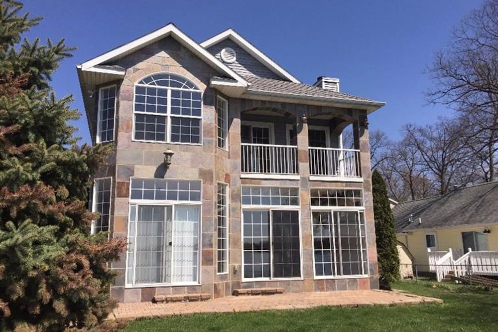 Gorgeous Water Front Retreat On Chain Of Lakes With Private Boat Launch!
