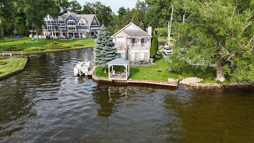 Gorgeous Water Front Retreat On Chain Of Lakes With Private Boat Launch!