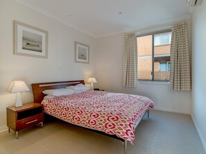 3 bedrooms, iron/ironing board - The Esplanade Apartment in Cowes, 2nd floor, watch the sunset from the deck! (Cowes)