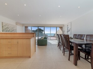 Dining - The Esplanade Apartment in Cowes, 2nd floor, watch the sunset from the deck! (Cowes)
