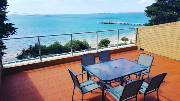 Outdoor dining - The Esplanade Apartment in Cowes, 2nd floor, watch the sunset from the deck! (Cowes)