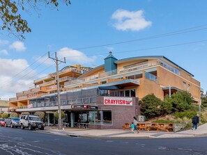 Exterior - The Esplanade Apartment in Cowes, 2nd floor, watch the sunset from the deck! (Cowes)