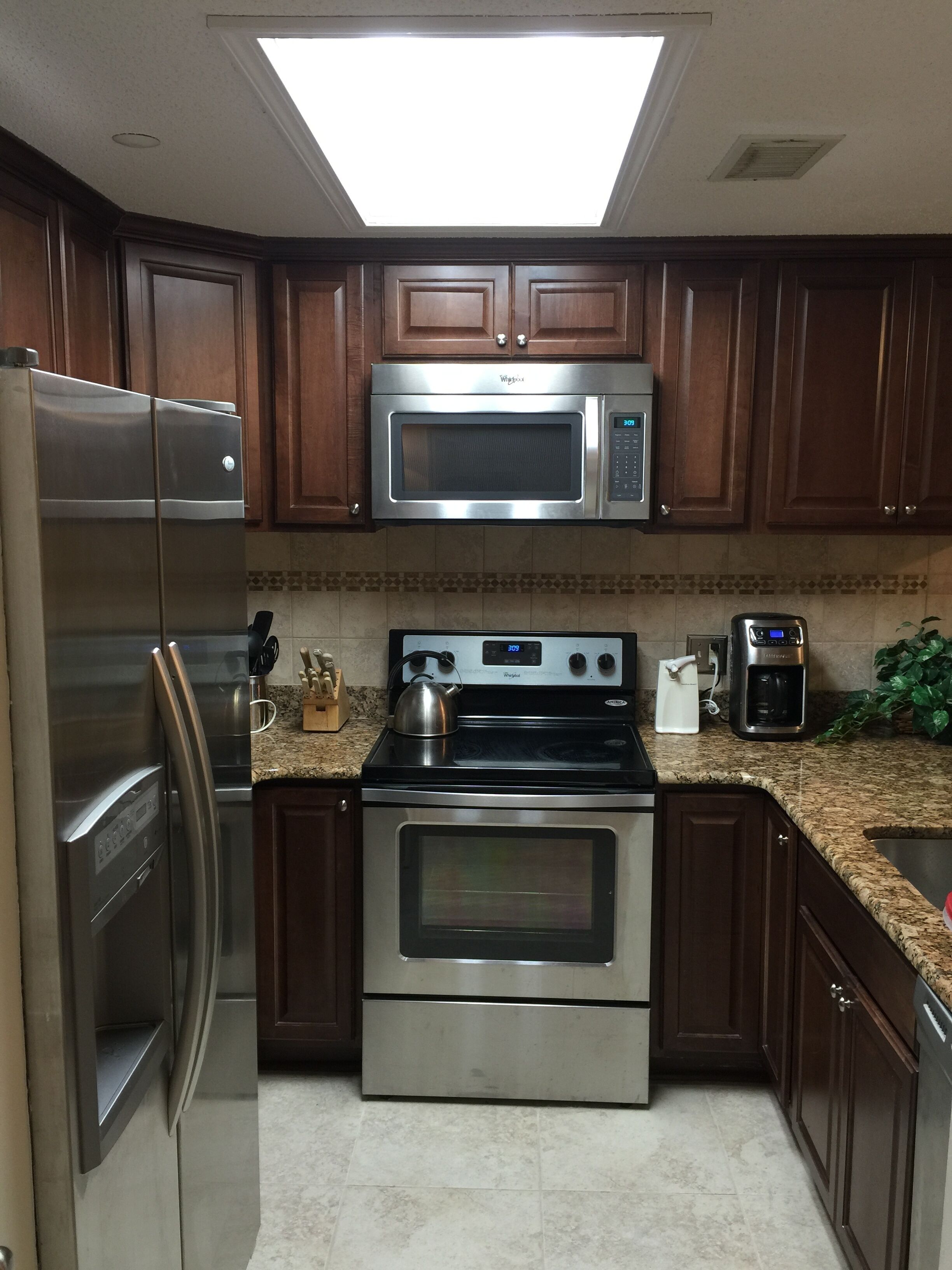 Coffee/tea maker, fridge, microwave, oven