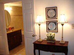 Combined shower/bathtub, jetted bath, hair dryer, towels - Luxuroius Oceanfront Condo, Garden City Beach, Wifi, AC, Cable TV, Pool, Jacuzzi (Murrells Inlet)