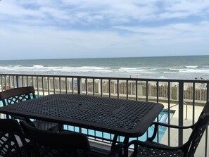 Outdoor dining - Luxuroius Oceanfront Condo, Garden City Beach, Wifi, AC, Cable TV, Pool, Jacuzzi (Murrells Inlet)
