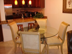 Dining - Luxuroius Oceanfront Condo, Garden City Beach, Wifi, AC, Cable TV, Pool, Jacuzzi (Murrells Inlet)