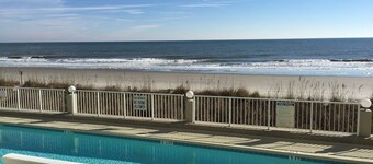 Luxuroius Oceanfront Condo, Garden City Beach, Wifi, AC, Cable TV, Pool, Jacuzzi