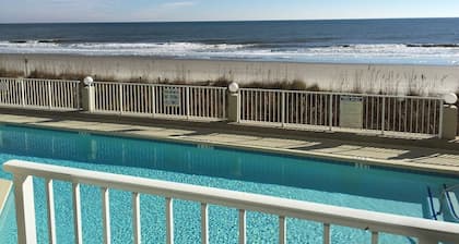 Luxuroius Oceanfront Condo, Garden City Beach, Wifi, AC, Cable TV, Pool, Jacuzzi
