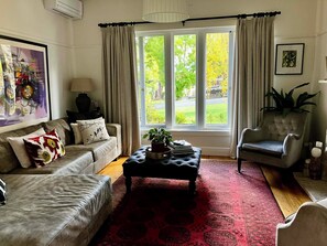 Älytelevisio, takka, kirjoja