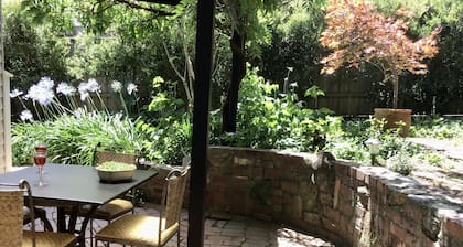 OJ's - luxury retreat minutes from shopping and restaurants