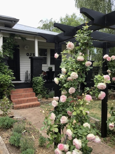 OJ's - luxury retreat minutes from shopping and restaurants