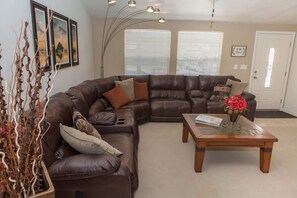 Télévision, cheminée, chaîne hi-fi