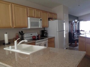 Frigorifero, microonde, forno, piano cottura