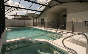 Una piscina al aire libre, una piscina climatizada