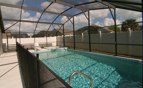 Una piscina al aire libre, una piscina climatizada