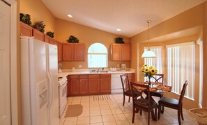 Fridge, microwave, oven, stovetop - Family Memories. AC.Cable TV. Free WiFi. Private fenced Pool. Game Room (KISSIMMEE)