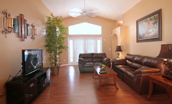LCD TV, DVD player - Family Memories. AC.Cable TV. Free WiFi. Private fenced Pool. Game Room (KISSIMMEE)