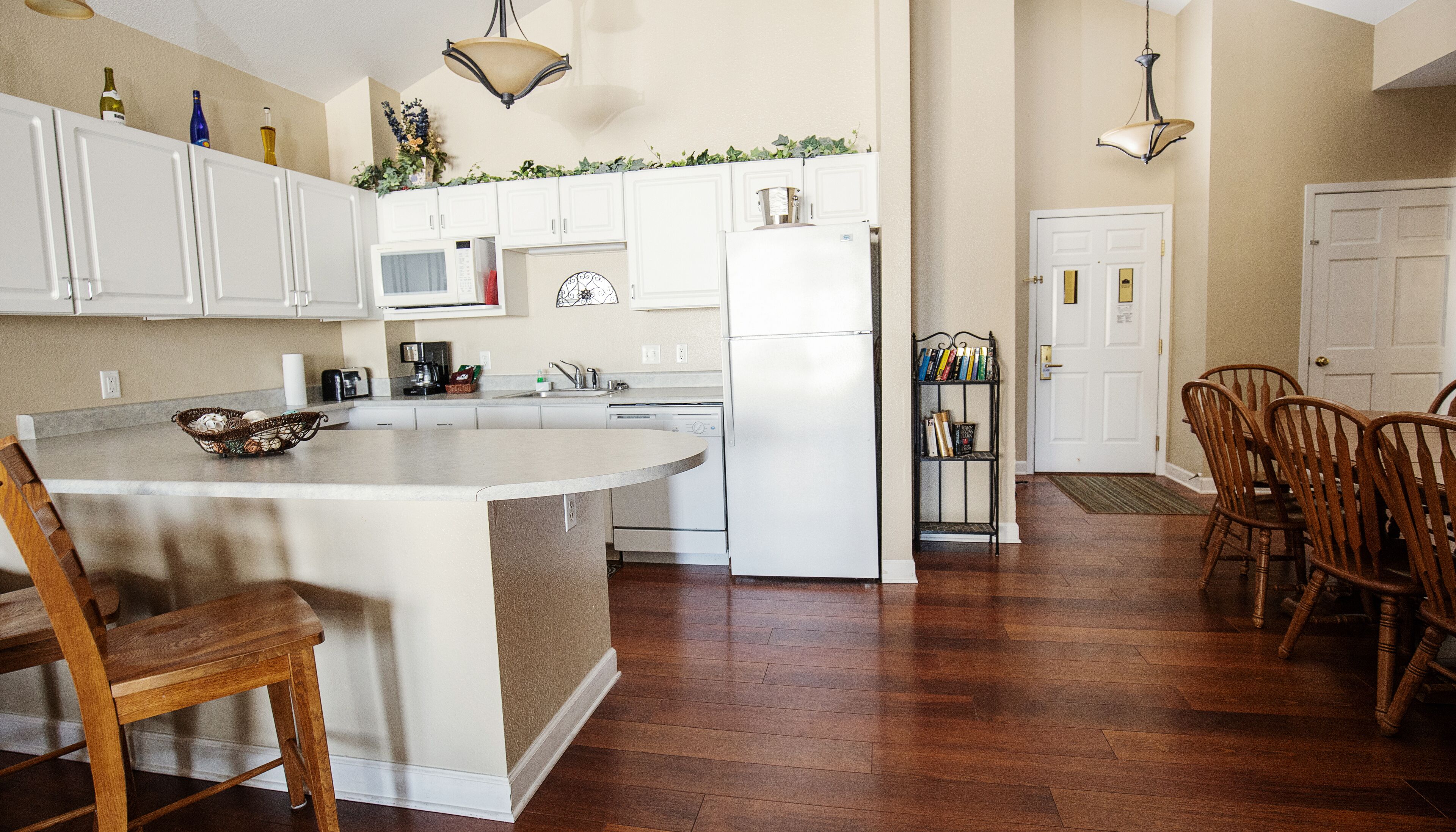 321 - Spacious 2 Bedroom Lake View Condo