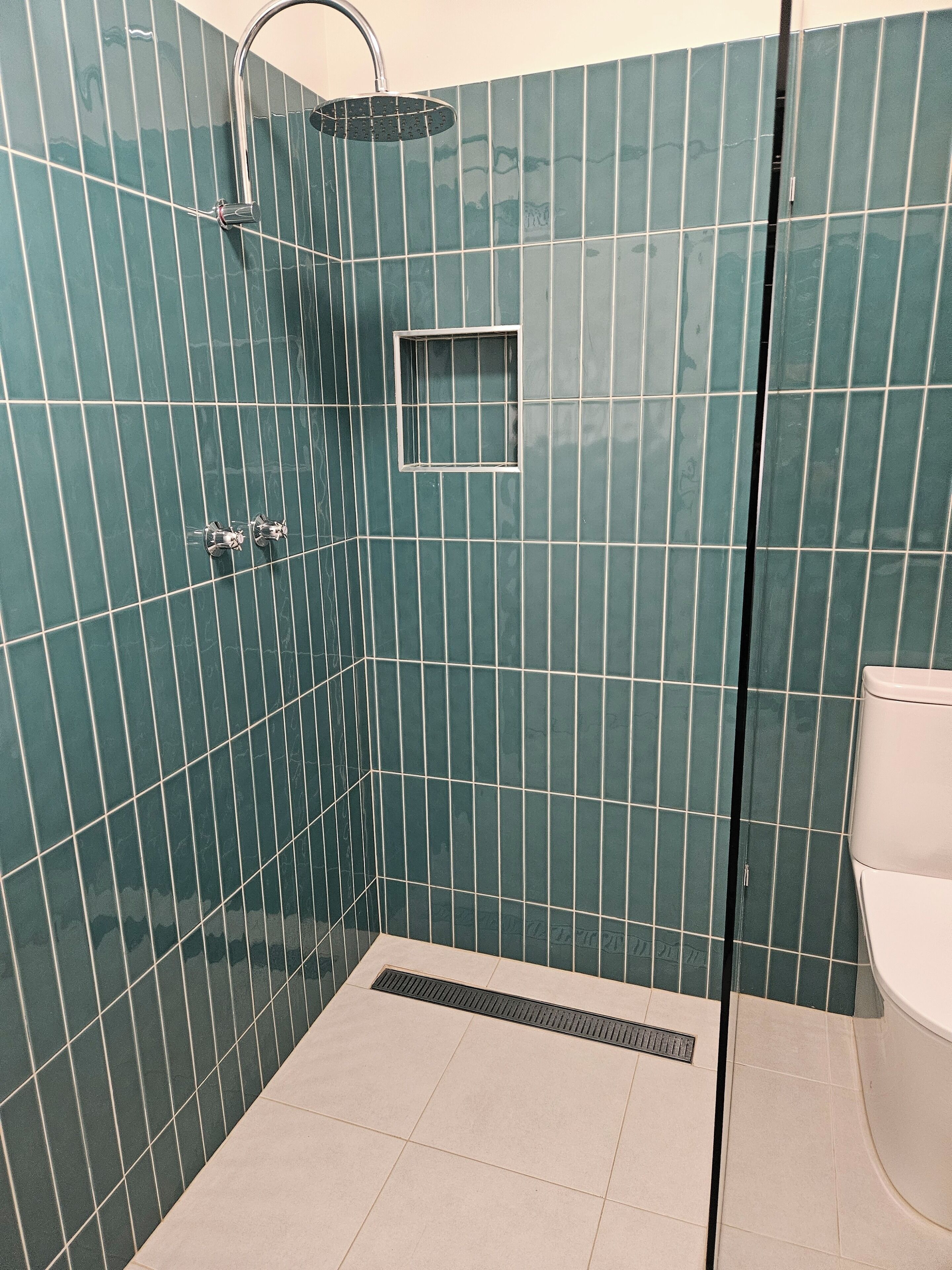Dusj, hårføner, håndklær og såpe