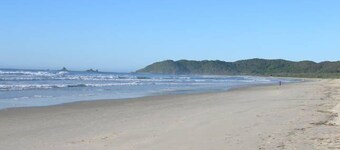 Beachshore Byron Bay - Cozy Beachhouse with pool close to Tallows Beach