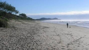 Nära stranden och solstolar