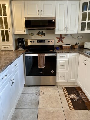 ثلاجة، ميكروويف، فرن، موقد طهي مسطح