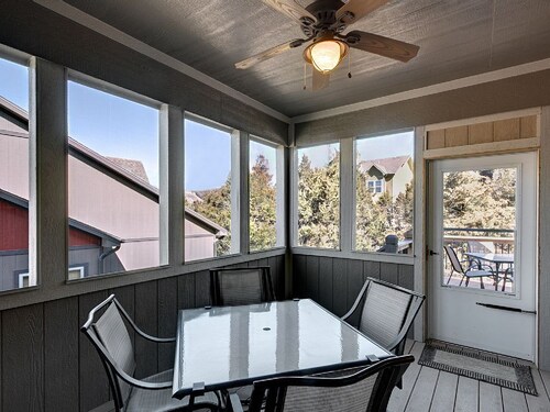 Luxury 5BR Escape-Private HotTub,  Pool&Splash Pad&Play Ground