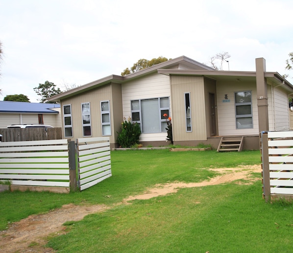 Exterior - Koala Beach House - Kickback and Relax (Cowes)