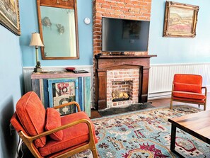 Smart TV, fireplace, DVD player, books