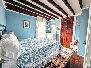 2 bedrooms, iron/ironing board, free WiFi, bed sheets