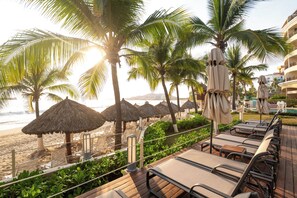 Outdoor dining - 10th Floor Beachfront Luxury Condo Bayview Grand (Ixtapa)