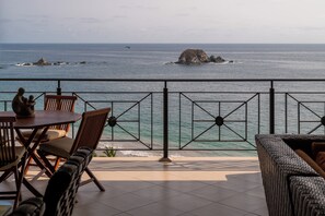 Outdoor dining - 10th Floor Beachfront Luxury Condo Bayview Grand (Ixtapa)