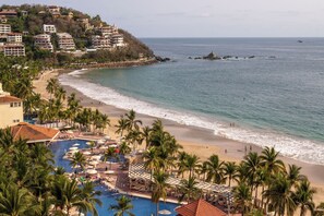 On the beach, sun loungers, beach towels - 10th Floor Beachfront Luxury Condo Bayview Grand (Ixtapa)