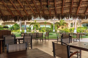 Outdoor dining - 10th Floor Beachfront Luxury Condo Bayview Grand (Ixtapa)