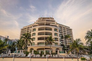 Exterior - 10th Floor Beachfront Luxury Condo Bayview Grand (Ixtapa)