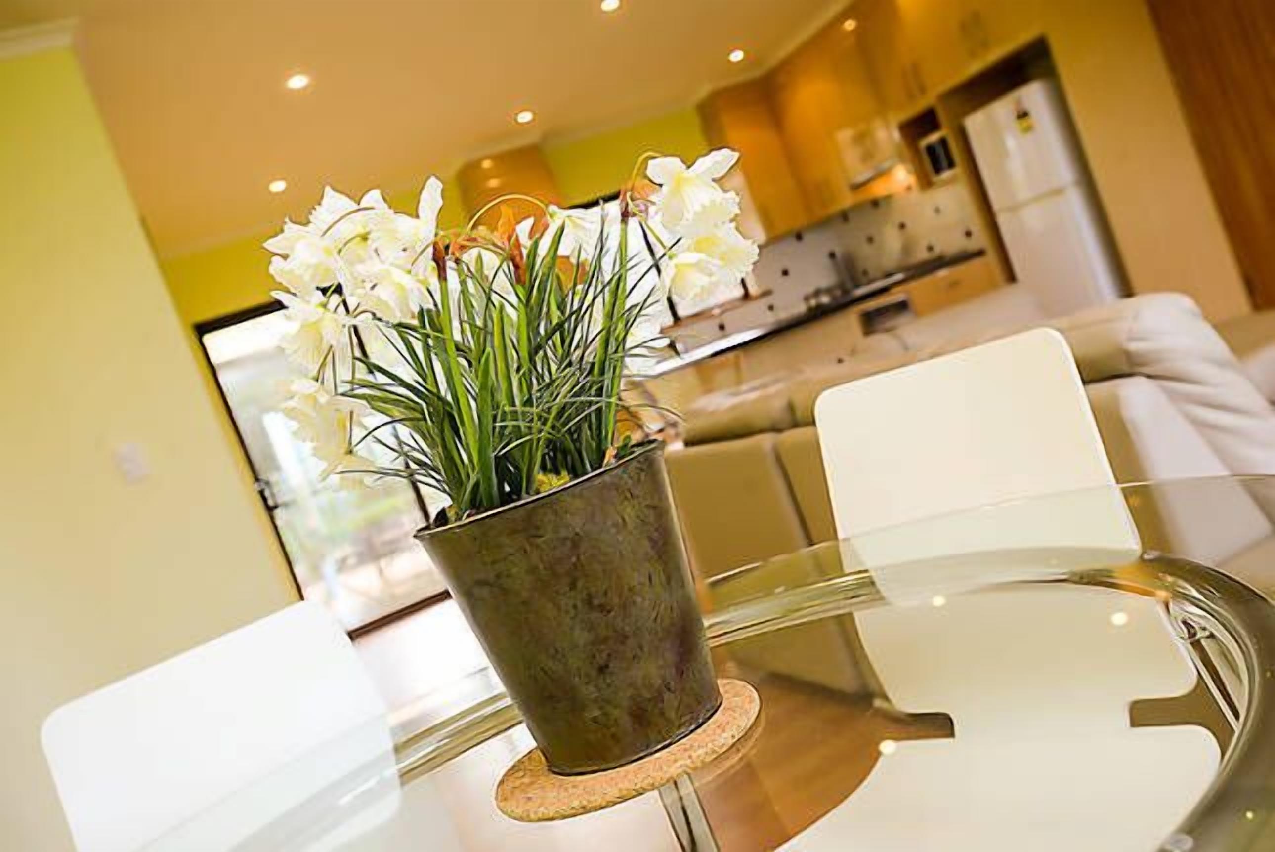  Avocado Cottage minimum 2 night stay.\nTariff is 1 or 2 guests using King Room — image 6