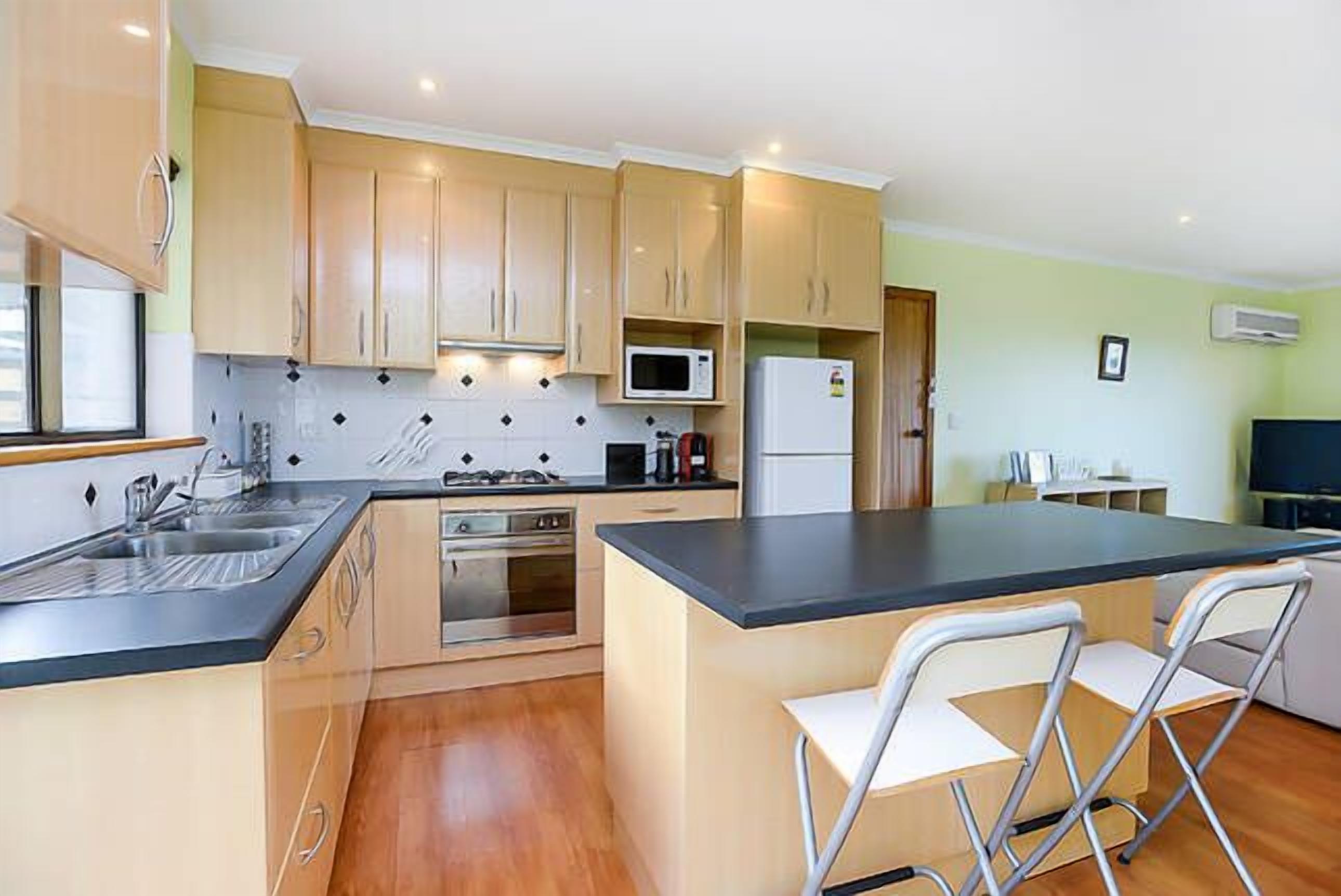  Avocado Cottage minimum 2 night stay.\nTariff is 1 or 2 guests using King Room — image 4