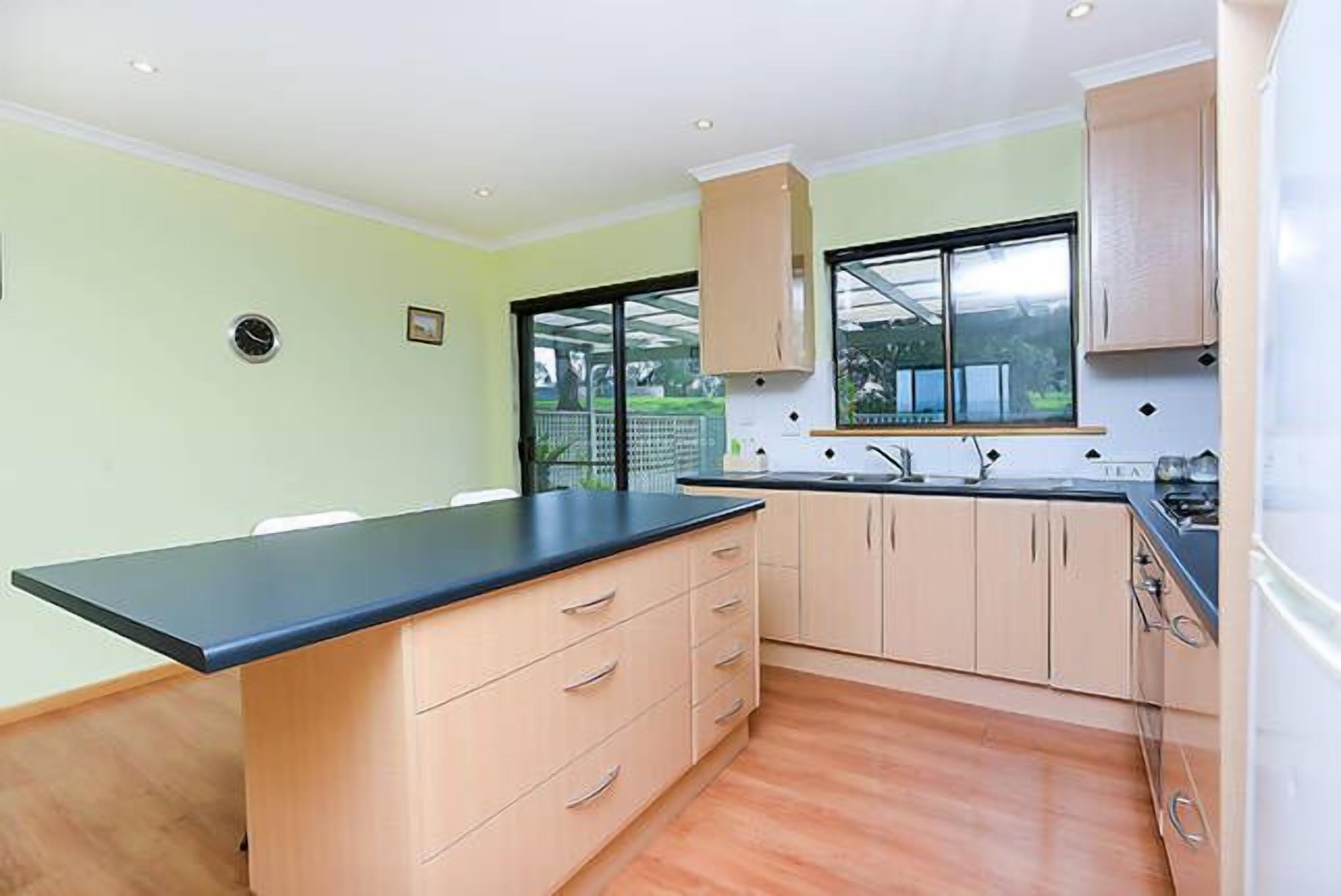  Avocado Cottage minimum 2 night stay.\nTariff is 1 or 2 guests using King Room — image 3