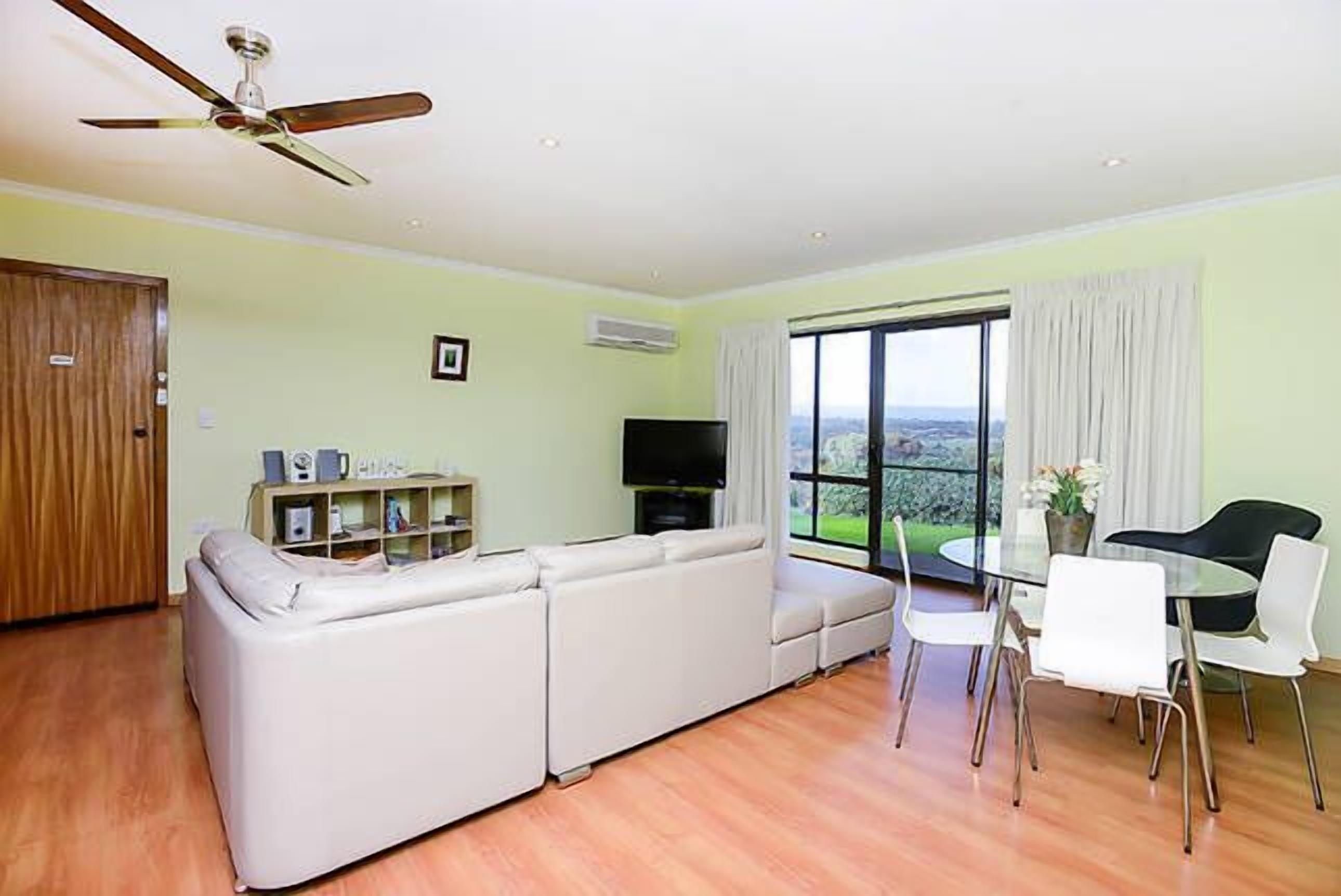  Avocado Cottage minimum 2 night stay.\nTariff is 1 or 2 guests using King Room — image 2