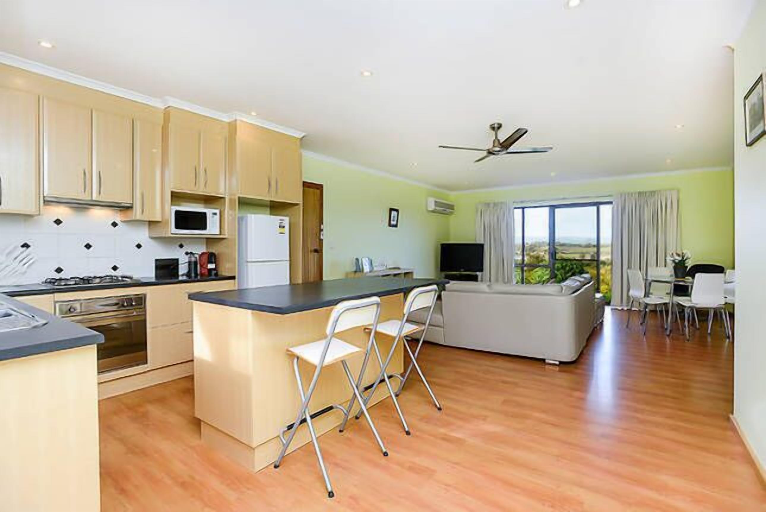  Avocado Cottage minimum 2 night stay.\nTariff is 1 or 2 guests using King Room — image 5