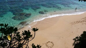 A beach with clear turquoise water and a sandy shore. - Prime Oceanfront End Unit--View--Family-friendly Cliffs Resort at Bargain Rates (Princeville)