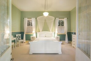 6 bedrooms, iron/ironing board, travel cot, Internet