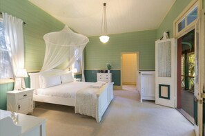 6 bedrooms, iron/ironing board, travel crib, internet